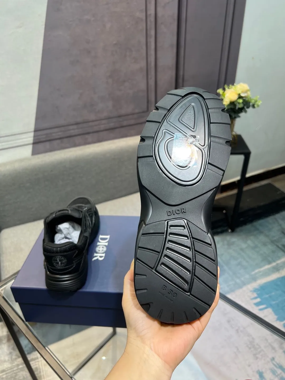 Men's shoes 💰600 high version joint model 🍸 Dior Dior The Island co-branded B30 sneakers follow the trend of the retro market and are Dad Shoes style shoes. The Dior logo on the tongue also indicates that this pair of shoes is the B30 model! B30 uses fine-textured leather and mesh cloth materials to form a shoe body. There are conspicuous letters CD on both sides of the shoe body to indicate the identity. Many lines on the shoe body outline the details, making the shoes look less monotonous and full of retro flavor. ♺ Upper: Original customized technical fabric + mesh ♺ Inner lining: Original customized breathable lining ♺ Outsole: Original molded IP foam + TPU outsole ♺ Heel height: 3.5cm ♺Code number: 39-44 (45 46 customized)